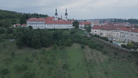 Luftdrohnenaufnahme-Prag-Tschechische-Republik-Strahovsky-Kloster-Mala-Strana-Bewölkt-Bei-Sonnenuntergang