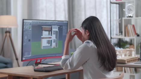 mujer arquitecta trabajando en el diseño de la casa