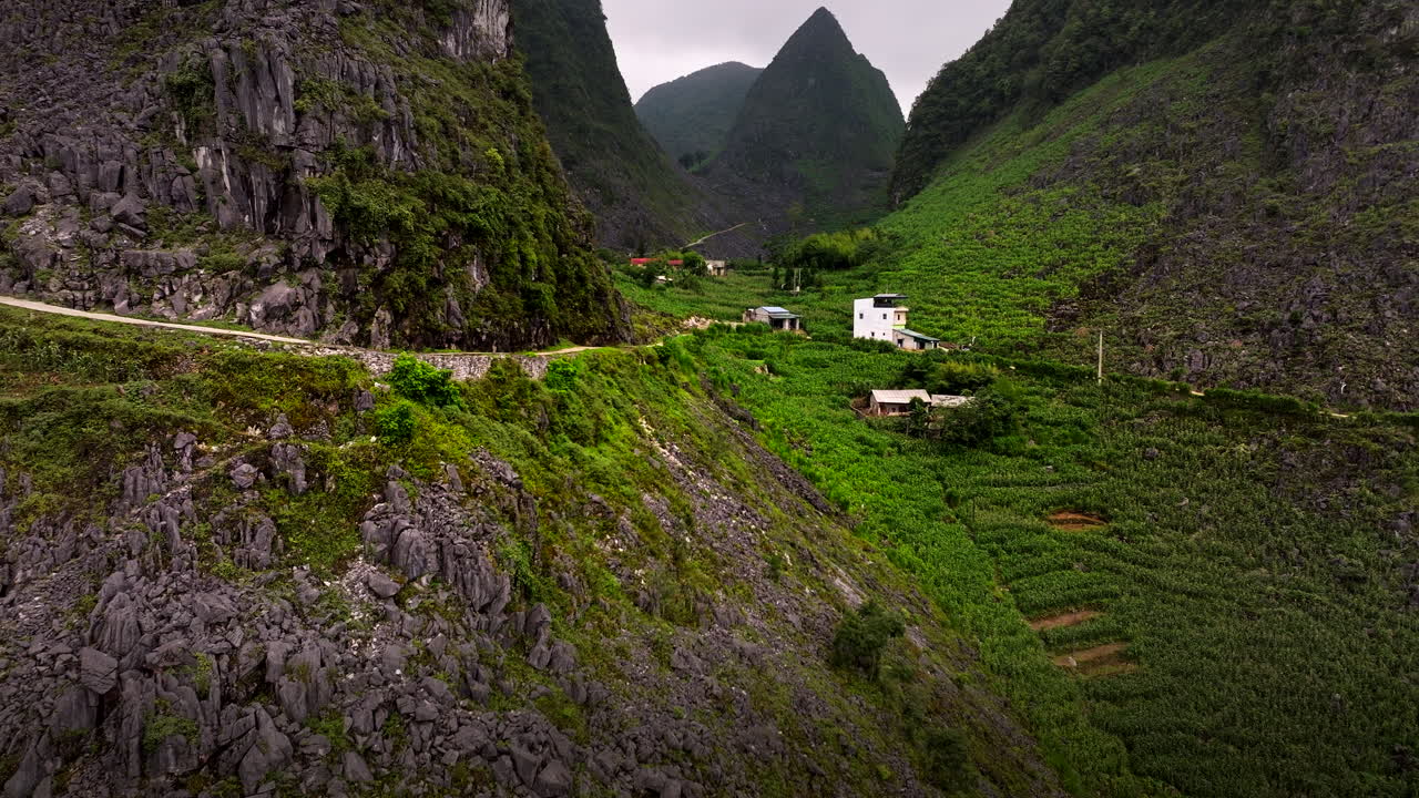 paisaje de un pueblo tropical que conduce al paseo aéreo en el famoso bucle de ha giang, disparado por un avión no tripulado