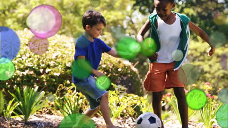 manchas móviles de luz de color con niños corriendo
