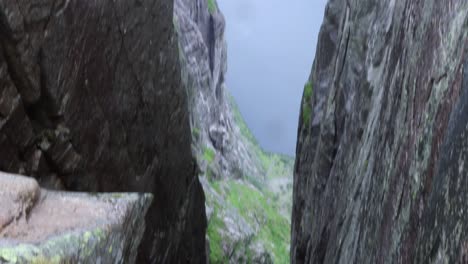 revelando el fiordo detrás del famoso kjeragbolten en noruega