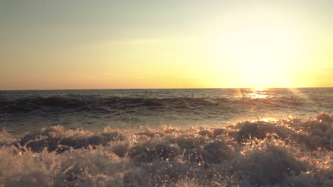 puesta de sol sobre las olas del océano