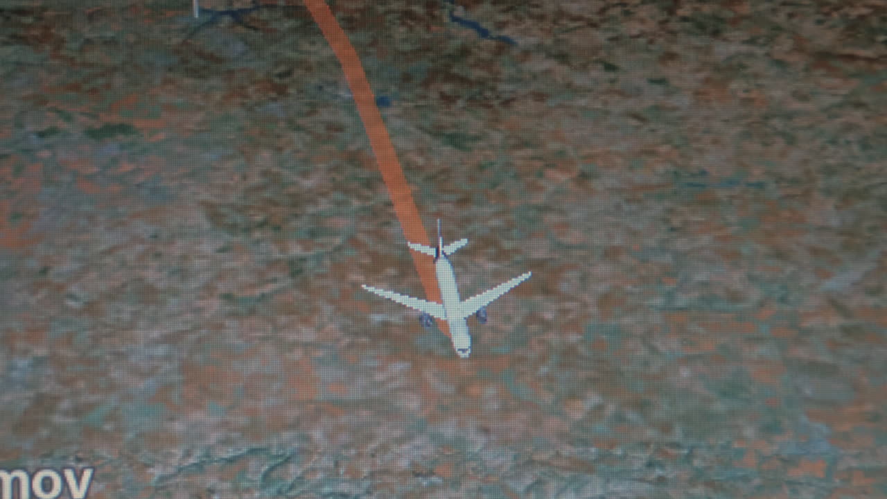 обзор полета на мониторе сиденья в самолете