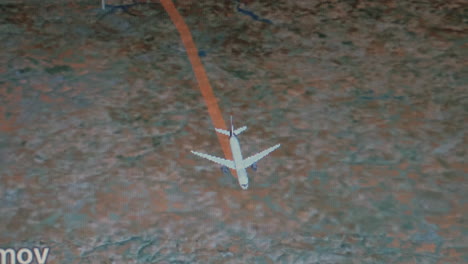 revisión de vuelo en el monitor del asiento en el avión