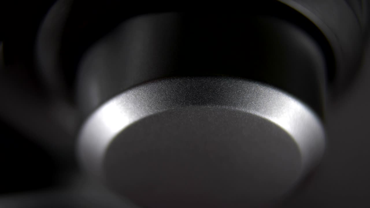 금속 오디오 손잡이로 볼을 낮추고, 왼쪽으로 돌고, 볼 컨트롤