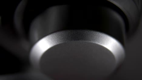bajar el volumen con el botón de audio de metal, girar a la izquierda, control de volumen