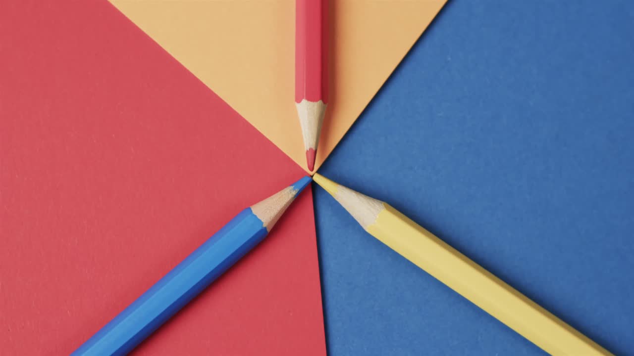 슬로우 모션 으로 다채로운 배경 에 있는 크레이온 들 의 상상