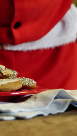 sección media de santa claus con comida dulce