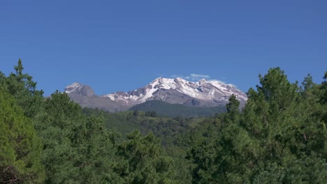 Epische-Gebirgskammlinie-Von-Iztaccihuatl,-Drohne-Steigt-Unter-Die-Baumgrenze-Herab