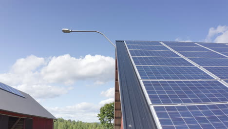 paneles fotovoltaicos instalados en el techo del granero