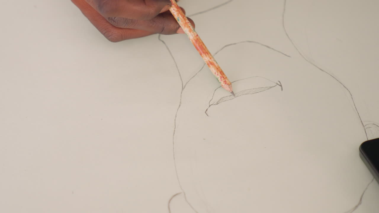 Primo piano di pennello che dipinge uno schizzo di ritratto nero, mano che guida tratti sottili su tela chiara, contorno puntinato che forma labbra e contorno facciale, manico di legno arrugginito e piccola vaschetta di pittura visibili, studio calmo.