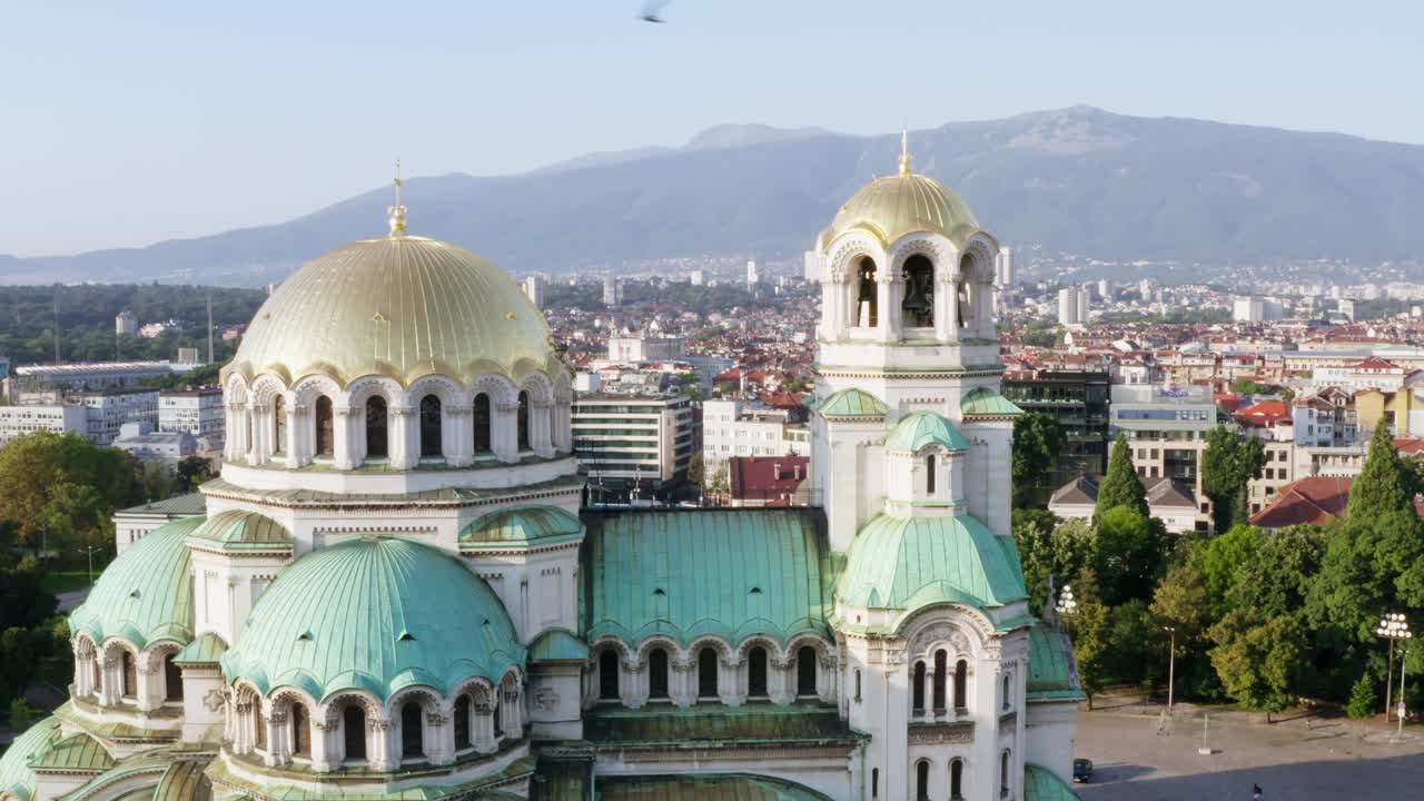 cúpula dorada hermosa catedral en sofia, bulgaria, órbita aérea, horizonte de la ciudad