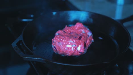 Rinderhackfleisch-Auf-Dem-Herd-In-Einer-Gusseisernen-Pfanne-Braten,-Mit-Roten-Zwiebeln-Servieren