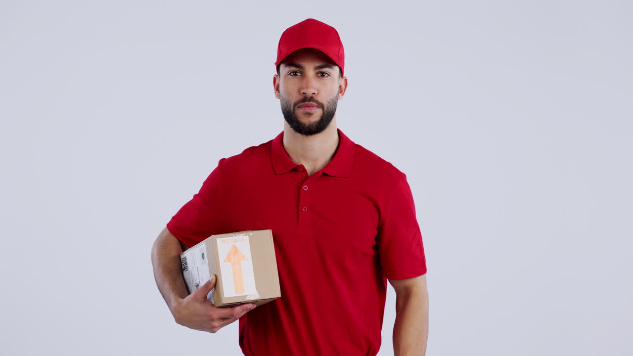 Volto, scatola o corriere felice in studio per la sicurezza
