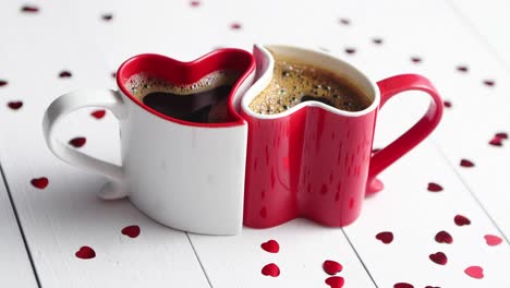 dos tazas de café en forma de corazón conectadas entre sí