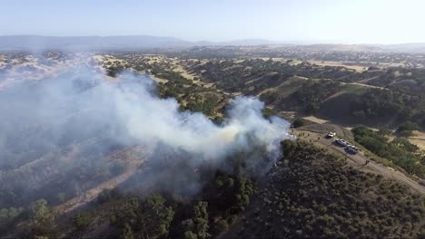 el fuego de la costa oeste quema la colina