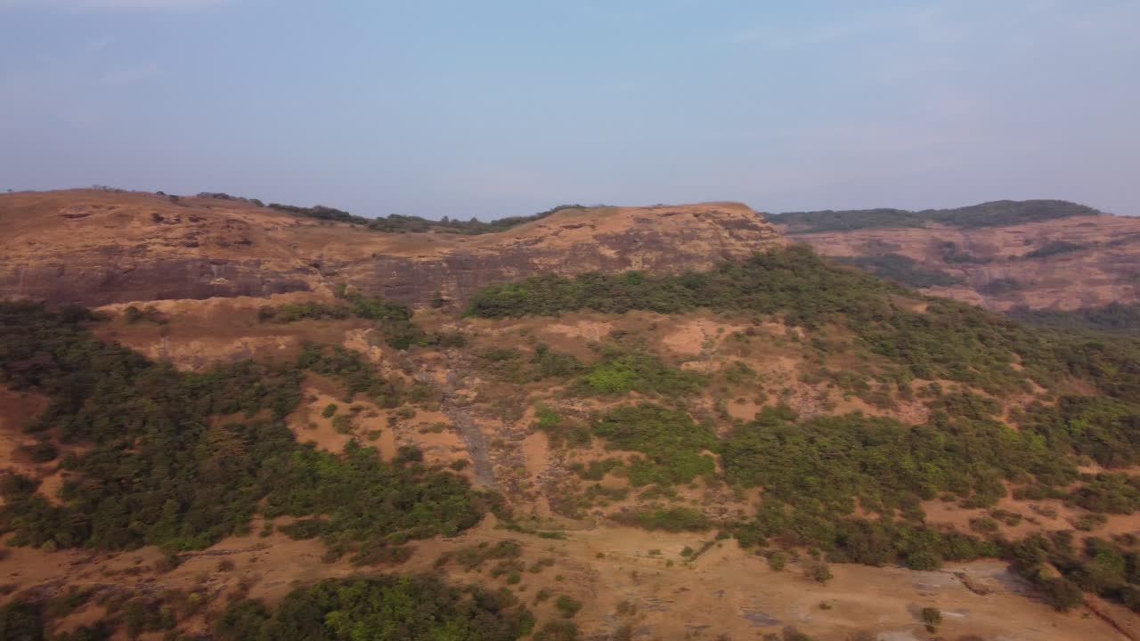 Vista aerea panoramica di formazione rocciosa di basalto, montagne Sahyadri, Maharashtra, Lonavala