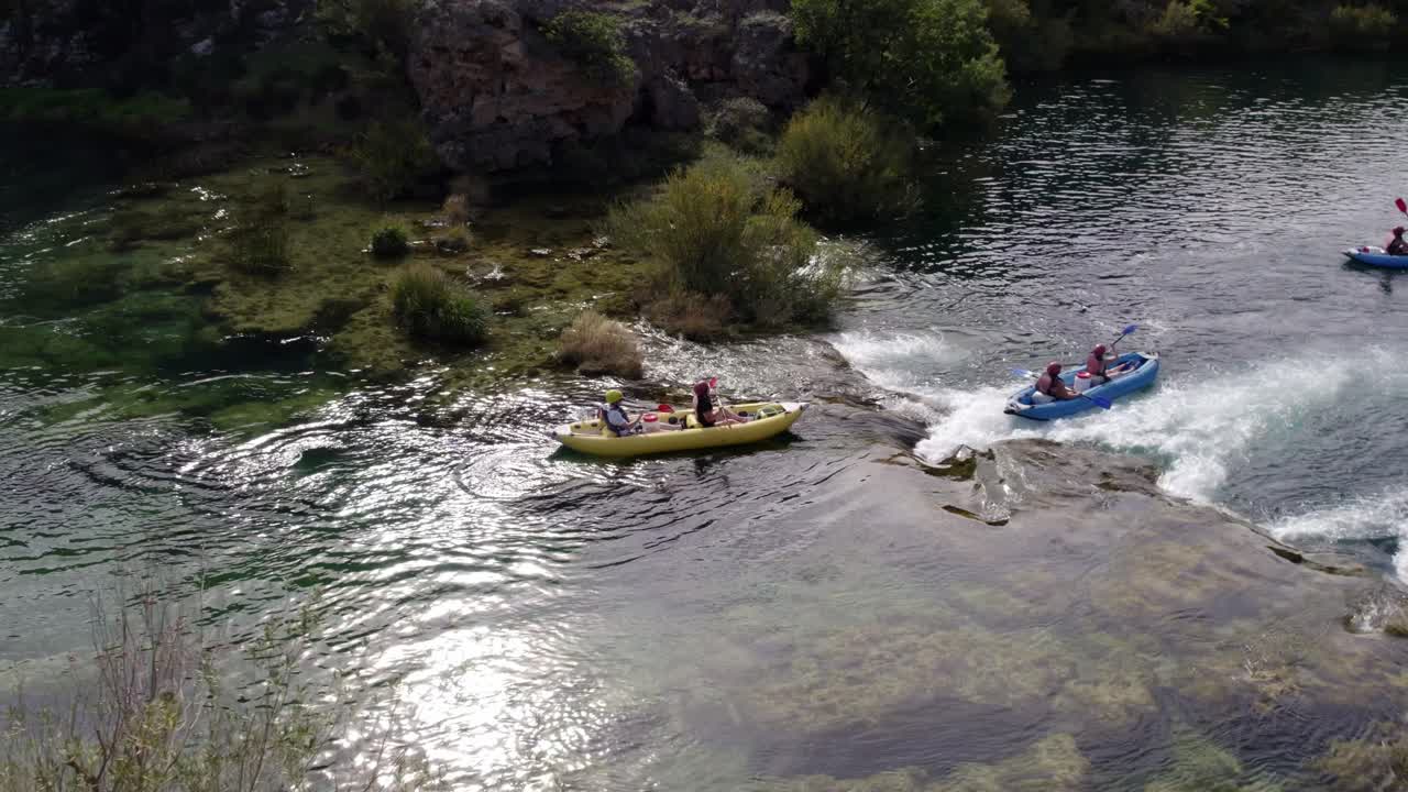 Vista aerea del fiume Zrmanja con kayak, gruppo di barche, vegetazione e alberi