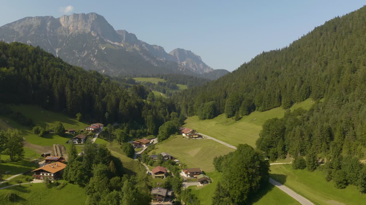 vista aérea del pueblo rural en baviera en un pintoresco día de verano, alpes en segundo plano