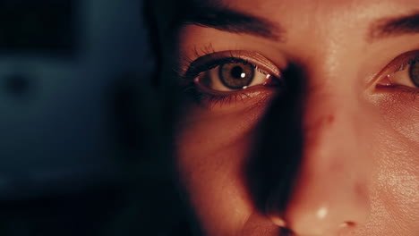 primer plano de los ojos de una mujer.