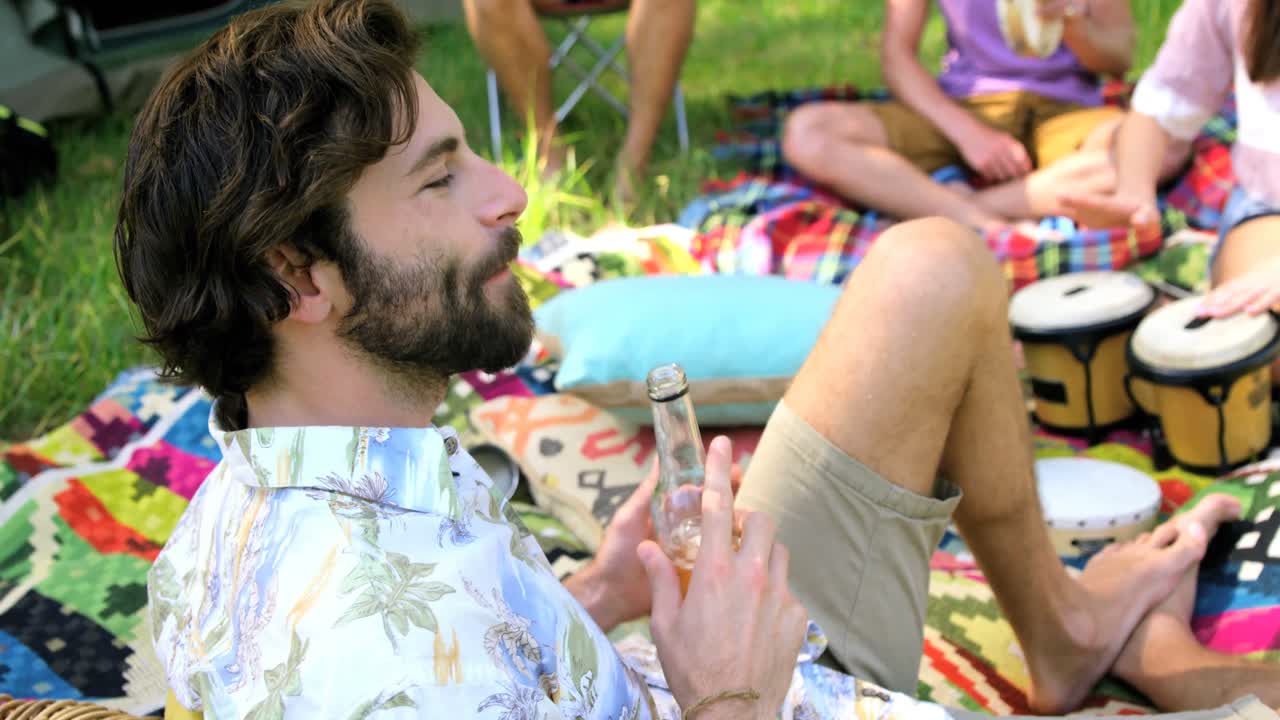 İçki içen ve keyif yapan hipster erkek