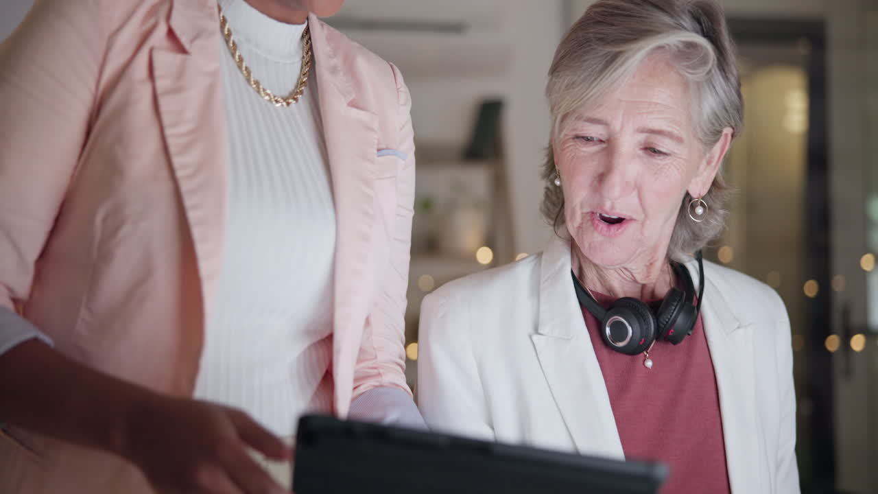 행복한 여성 학습, 태블릿