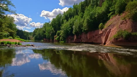 Río-Gauja-En-El-Parque-Nacional-Gauja-En-Vidzeme,-Letonia---Vista-En-Canoa