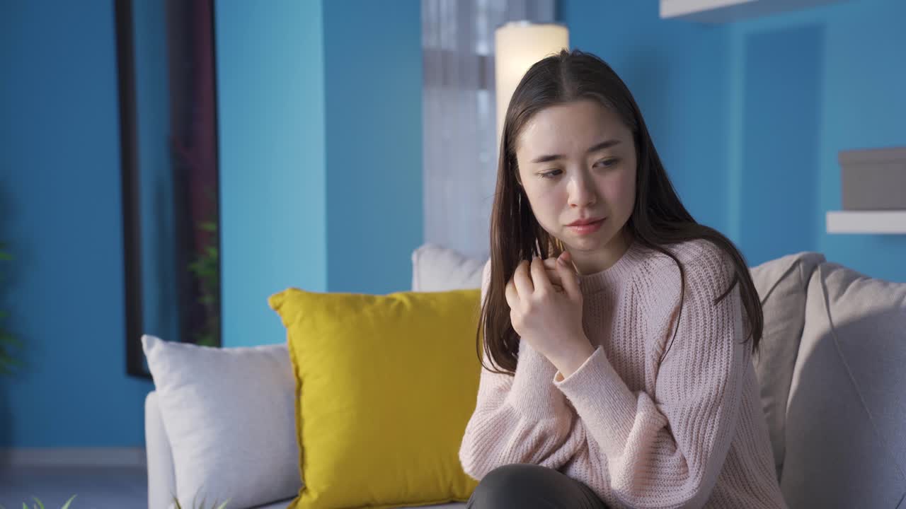 걱정하고 긴장한 아시아 젊은 여성 사려 깊은.