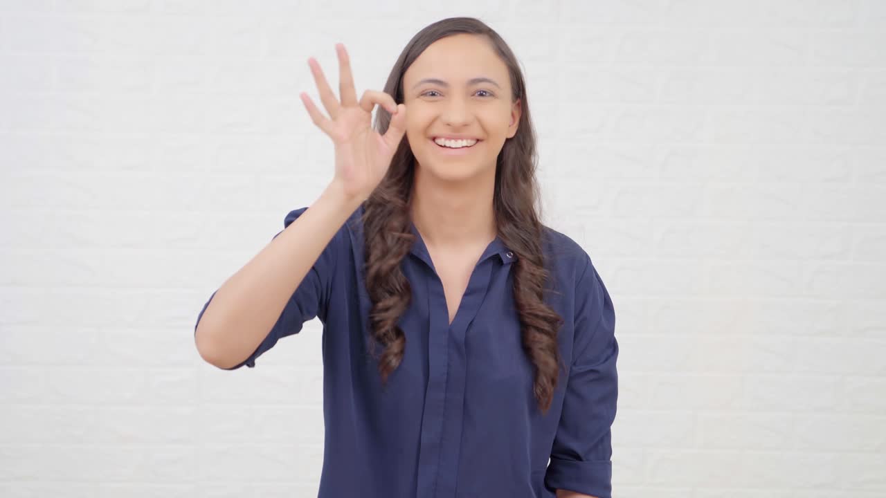 chica india mostrando una señal de bien