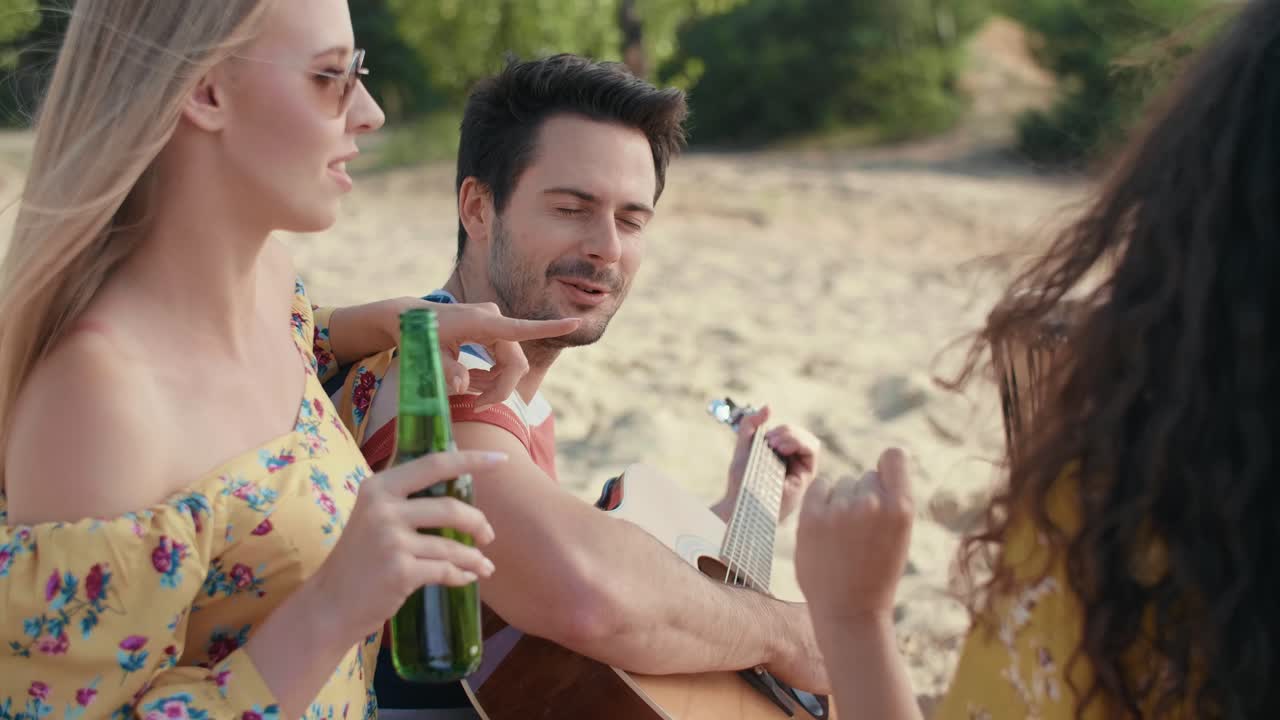 가장 친한 친구들과 함께 음악을 즐기고/다브로바 고르니차/폴란드