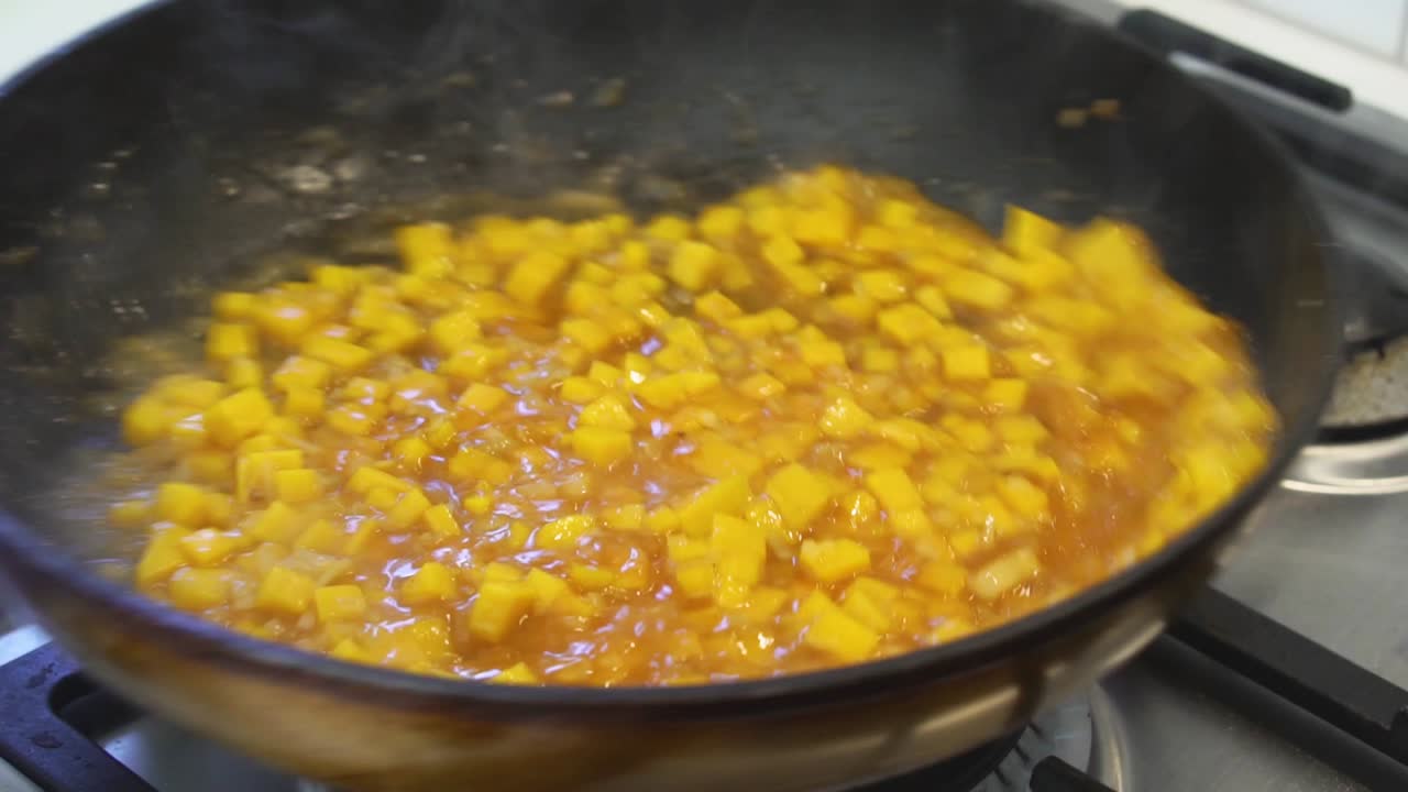 agitar el risotto de calabaza para mezclarlo con una rica salsa mientras se cocina