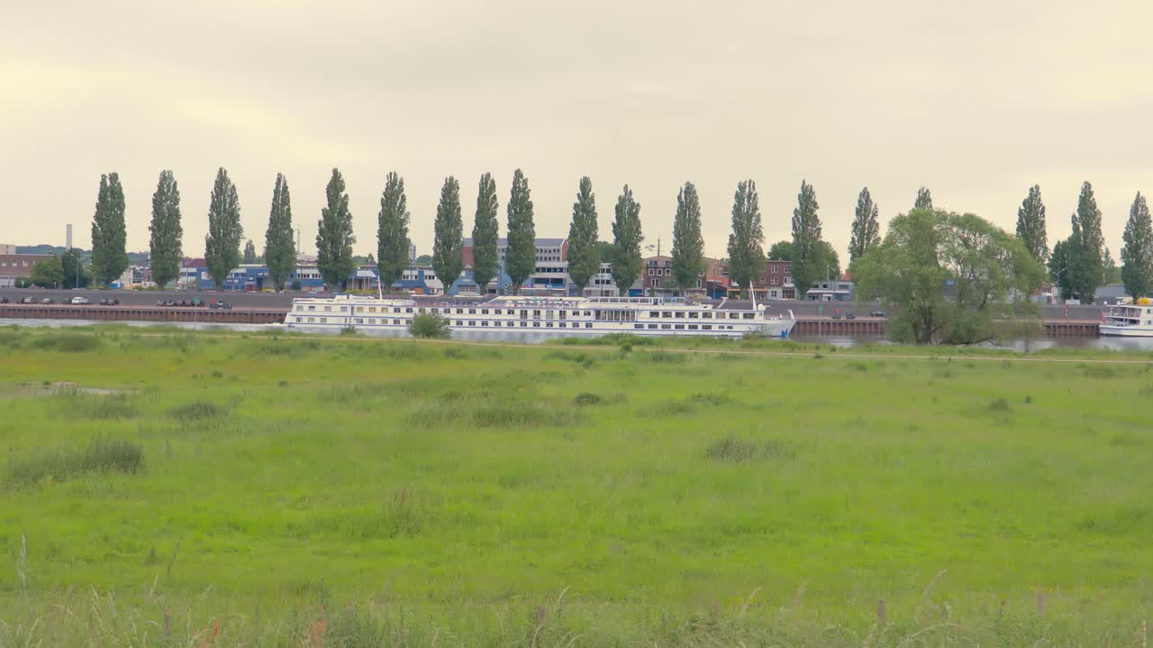 사람들은 아른헴의 물 위에 부츠를 신고 떠나고 있습니다