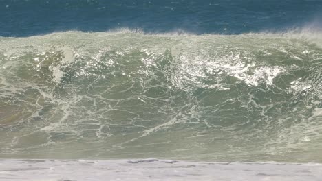 grandes olas oceánicas formándose y chocando contra el spray de espuma blanca