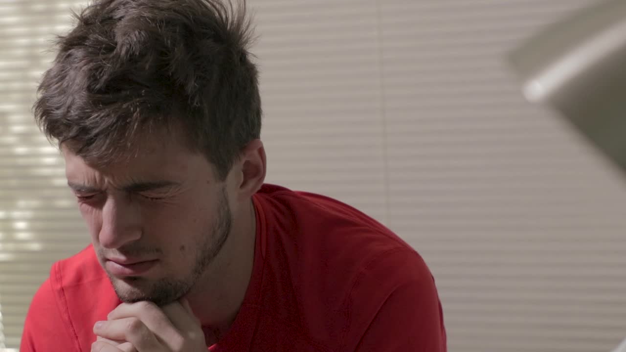 방에서 우울해 보이는 남자의 중간 샷