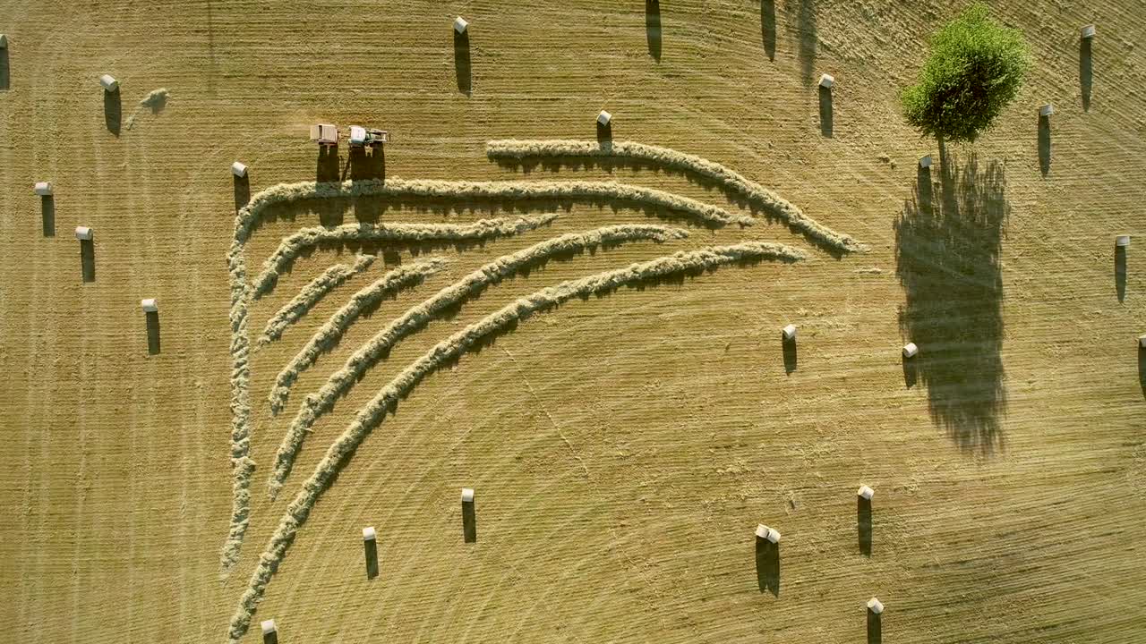 vista aérea de un tractor cosechando balas de paja.