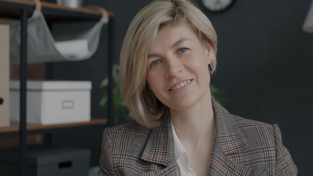 Lächelnde Geschäftsfrau im Büro