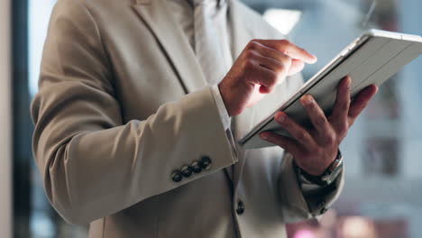 hombre de negocios usando una tableta