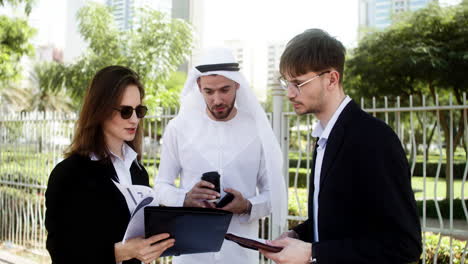 tres personas hablando de negocios