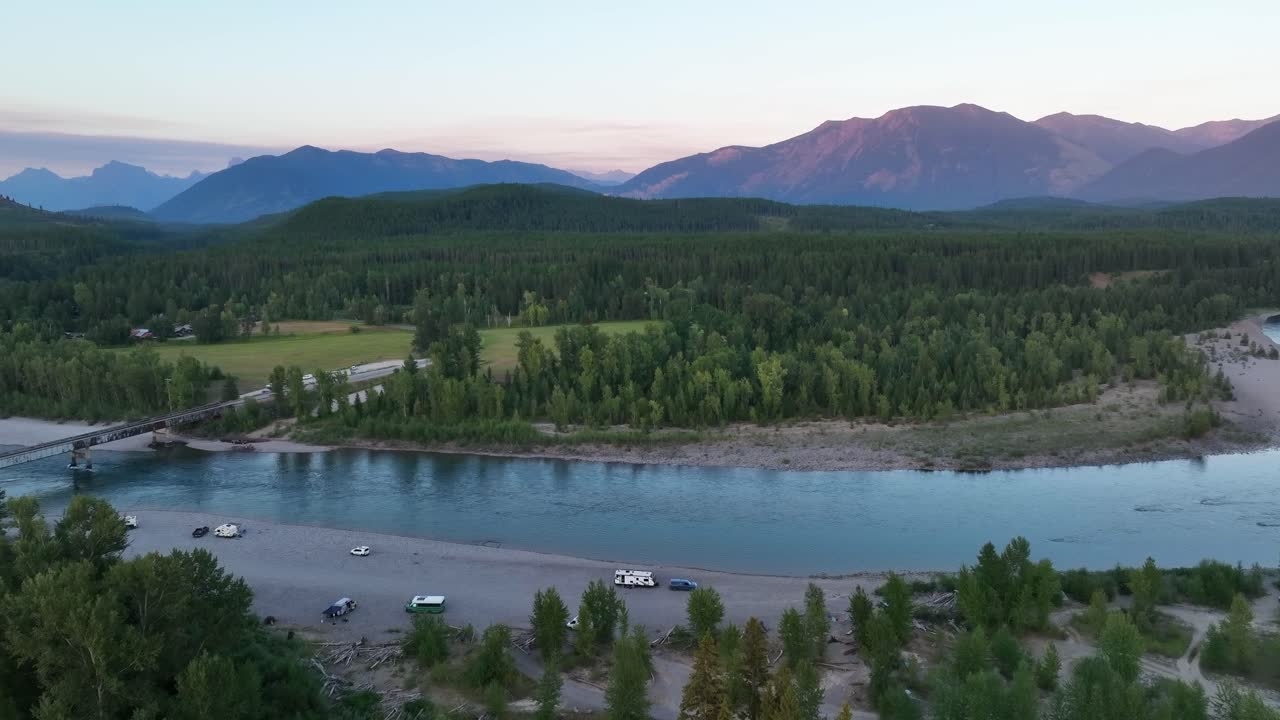 Camper al Middle Fork del fiume Flathead vicino al Parco Nazionale del Glacier nel Montana, USA