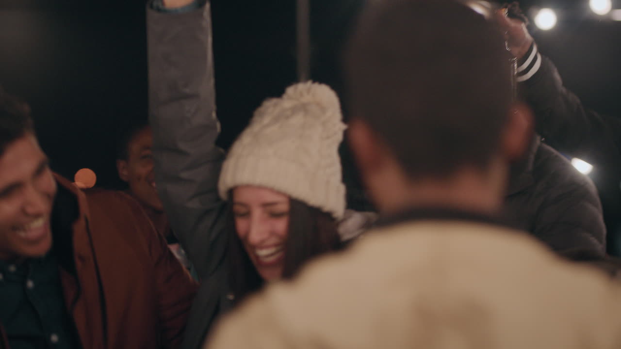 feliz fiesta en la azotea amigos bailando divirtiéndose socializando juntos disfrutando de la celebración de la reunión charlando compartiendo bebidas celebrando la amistad reuniéndose en la azotea por la noche