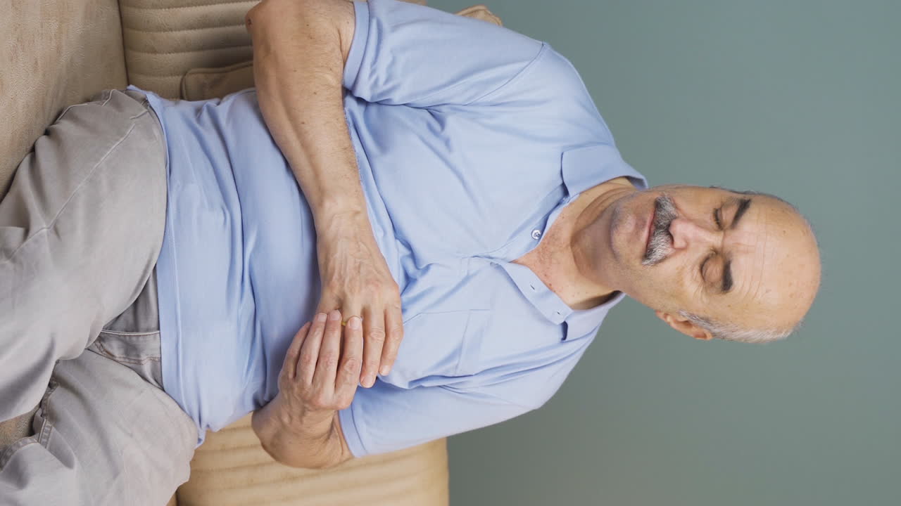 video vertical de un anciano pensativo con un anillo en la mano. pensamiento de separación.