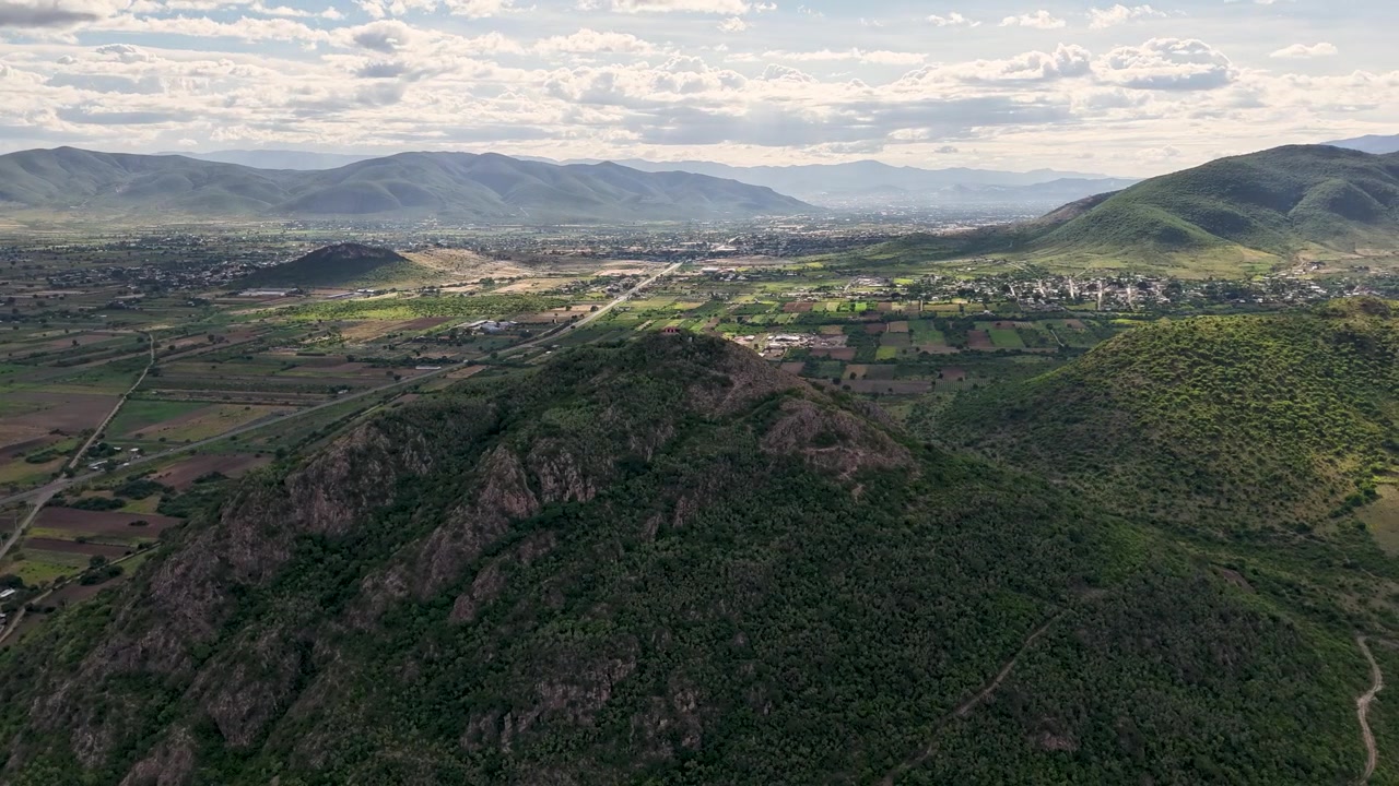 Hiperlapso con dron sobre el Cerro Danush en los Valles Centrales de Oaxaca en un día nublado