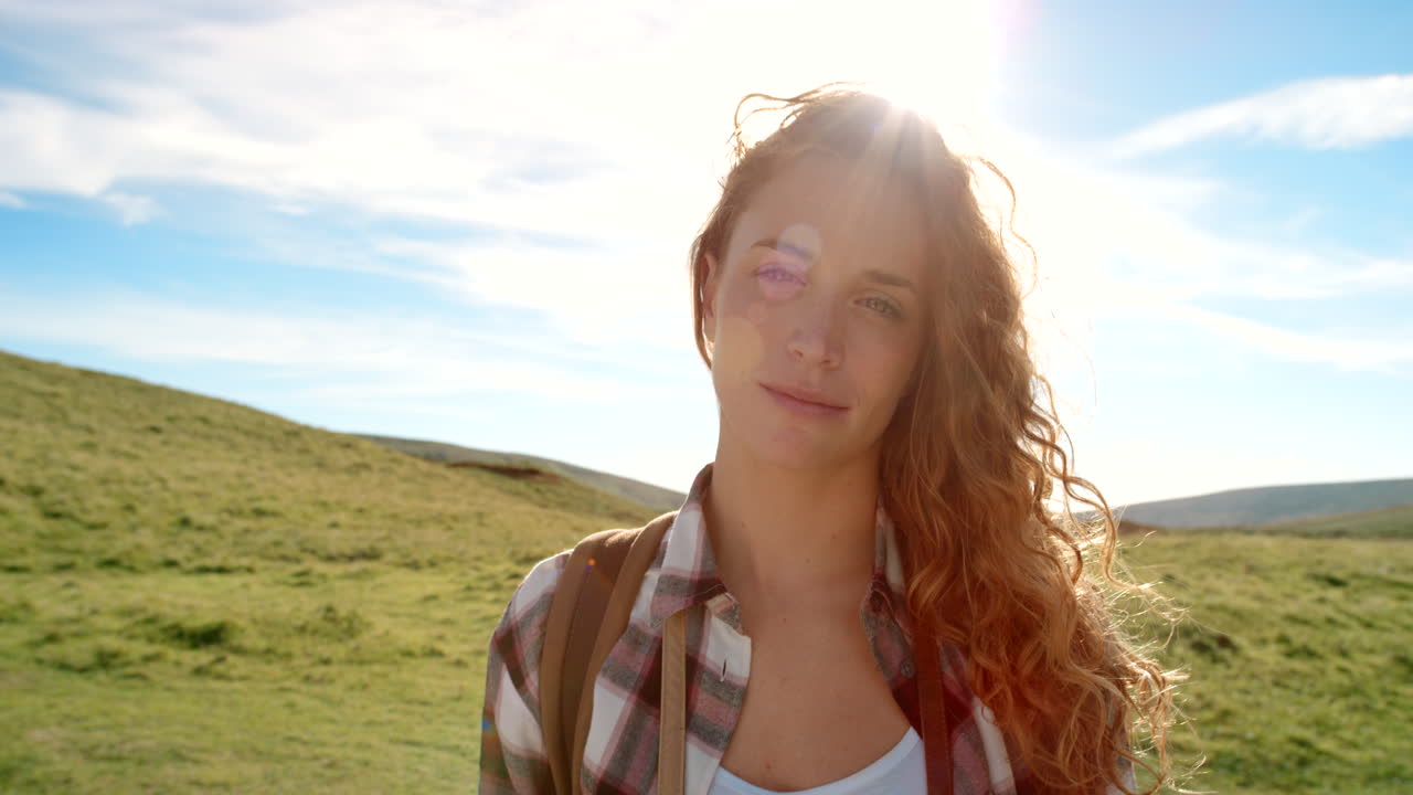 경치 좋은 산악 풍경 에서 산책 하는 여자