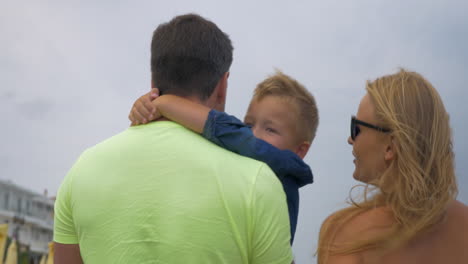 Familia-Joven-Caminando-Al-Aire-Libre