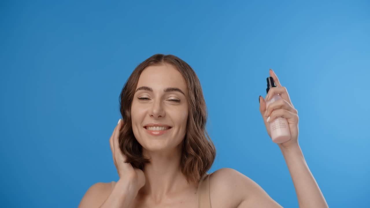 mujer aplicando niebla facial