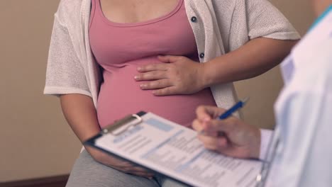 Mujer-Embarazada-Y-Médico-Ginecólogo-En-El-Hospital