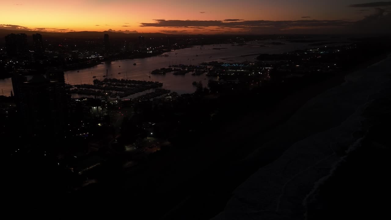 рай для серферов, золотое побережье, квинсленд, австралия, дрон, сразу после захода солнца, когда загорают огни в этой праздничной точке