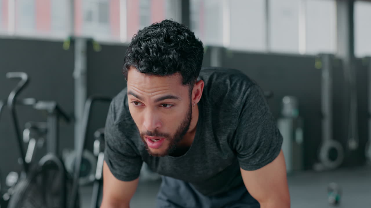 descanso, acondicionamiento físico y descanso por el hombre en el gimnasio