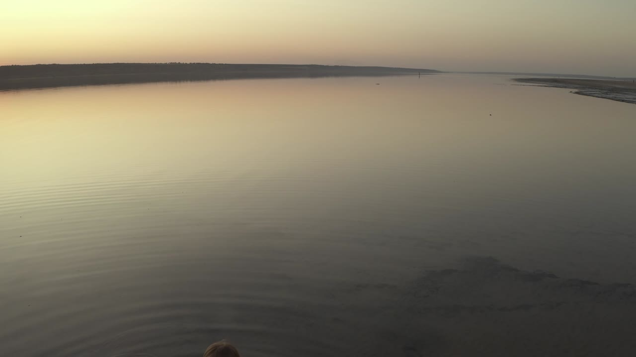 маленькая девочка купается в озере.