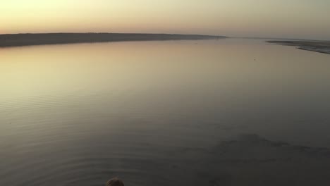 una niña se baña en un lago.